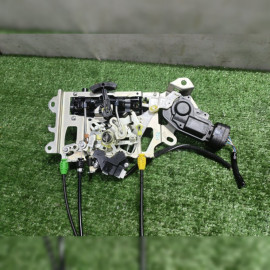 замок двери на Toyota Noah ZWR80 2ZRFXE, арт. 103231
