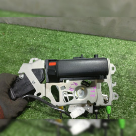 замок двери на Toyota Noah ZWR80 2ZRFXE, арт. 103231
