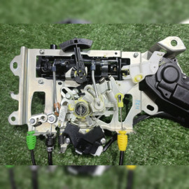 замок двери на Toyota Noah ZWR80 2ZRFXE, арт. 103231