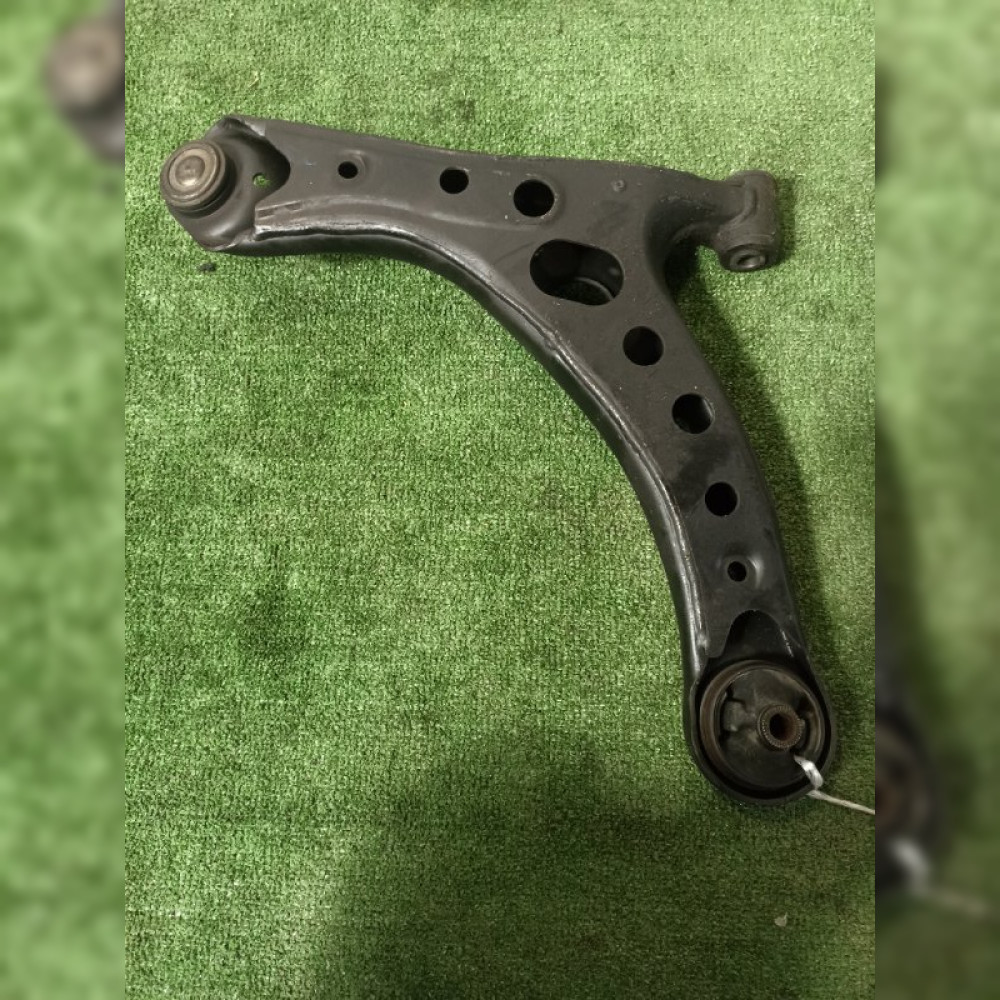 рычаг подвески на Toyota Voxy AZR60 1AZFSE, арт. 90760