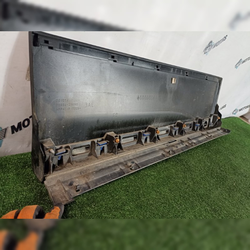 молдинг на дверь на Toyota Voxy ZRR70 3ZR-FAE, арт. 92005