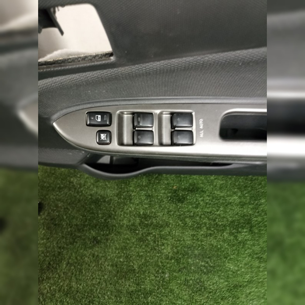Обшивка двери на Toyota Wish ZNE10 1ZZ-FE, арт. 92529