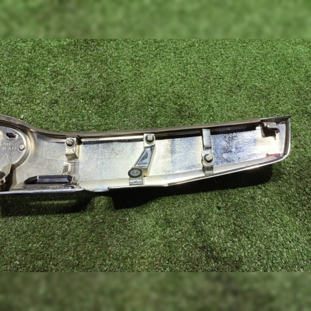 Накладка 5-й двери на Toyota Noah ZWR80 2ZRFXE, арт. 102776