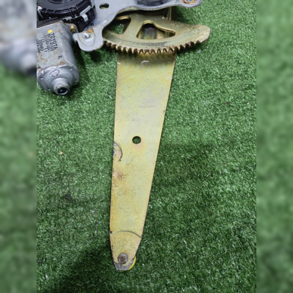 стеклоподъемник на Toyota Progres JCG15 1JZGE, арт. 104165
