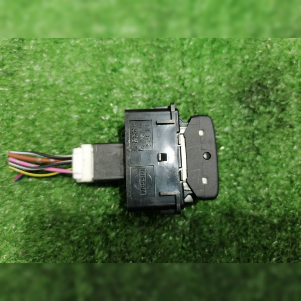 Кнопка на Nissan Elgrand TNE52 QR25DE, арт. 104797