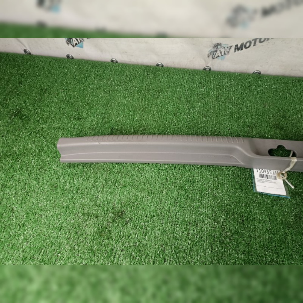 Накладка замка багажника на Toyota Noah AZR60 1AZFSE, арт. 110965