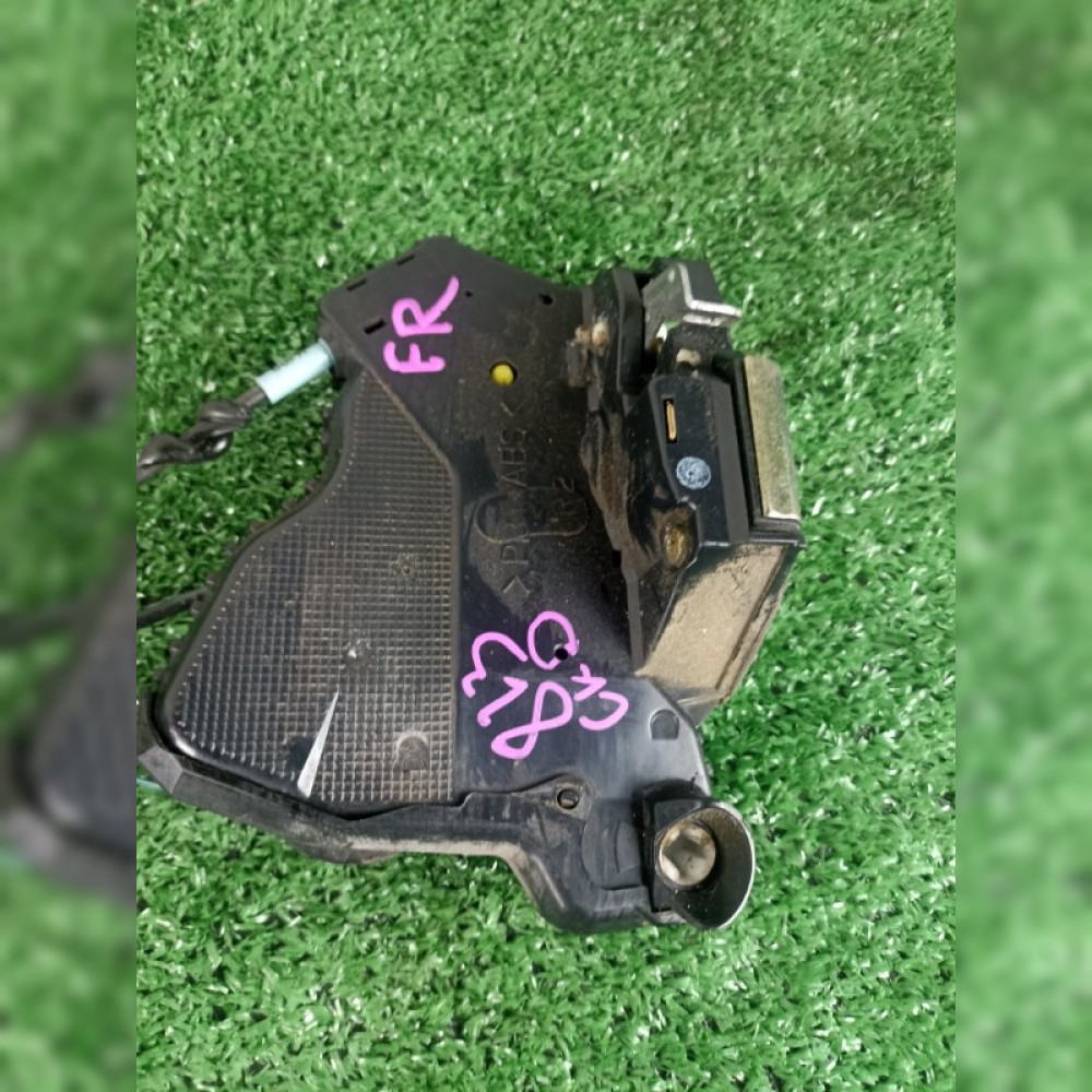 замок двери на Toyota Noah AZR65 1AZFSE, арт. 111224