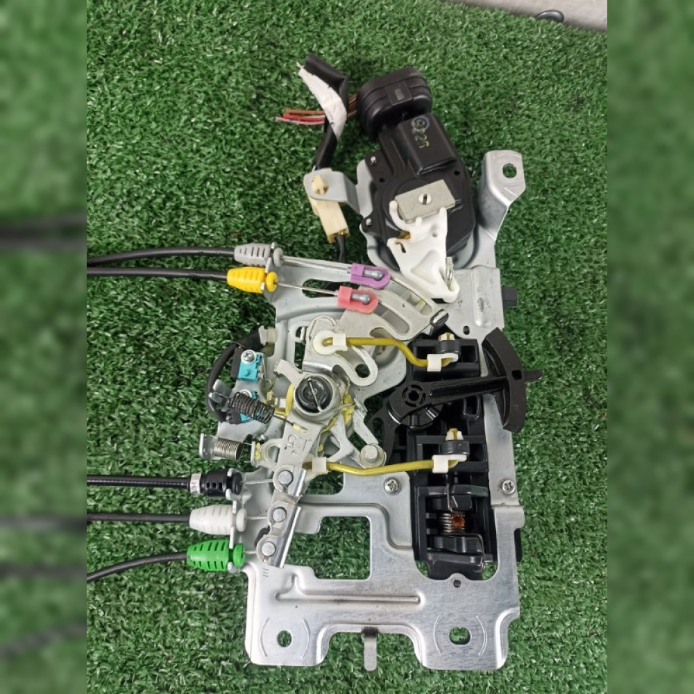 замок двери на Toyota Voxy ZRR70 3ZRFAE, арт. 112337